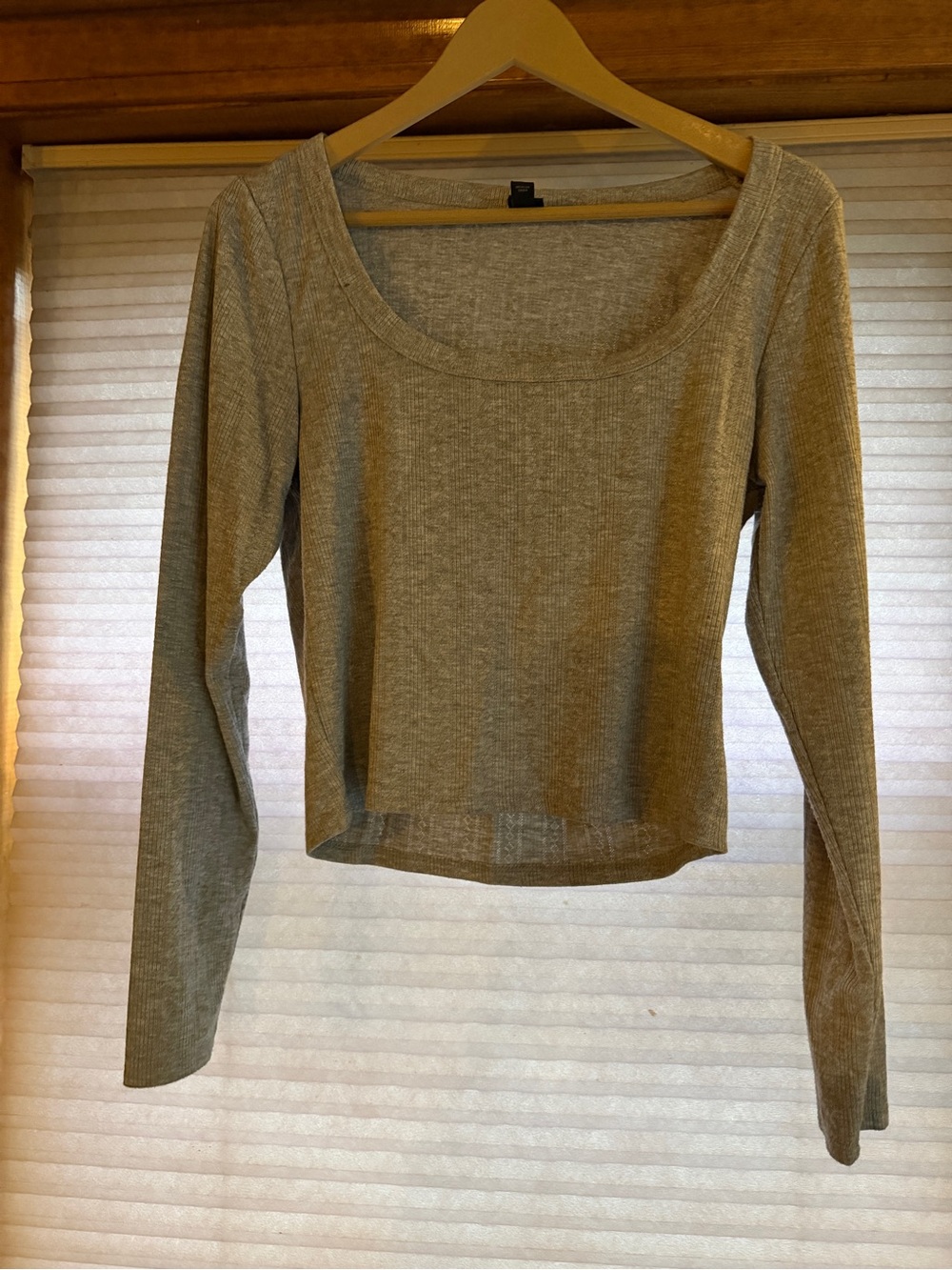 Ribbed Long-Sleeve Scoop Neck Top - Gray L 0256